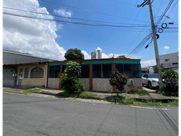 SE VENDE CASA PARQUE LEFEVRE CALLE 4TA 130M 3 HABITACION ESQUINA