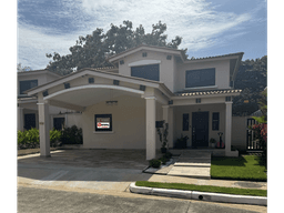 SE VENDE CASA EN COSTA VERDE PH SUNSET HILL CON TERRAZA Y PATIO