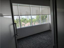 SE ALQUILA OFICINA COSTA DEL ESTE PLAZA REAL 147M PISO BAJO DIVISIONES
