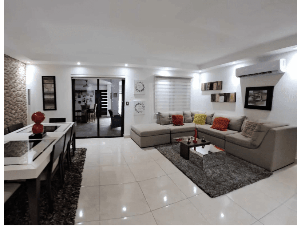 SE VENDE CASA EN VERSALLES CON PISCINA PRIVADA — foto 2