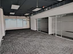 OFICINA / COSTA DEL ESTE / PLAZA REAL / 147M / PISO BAJO / DIVISIONES