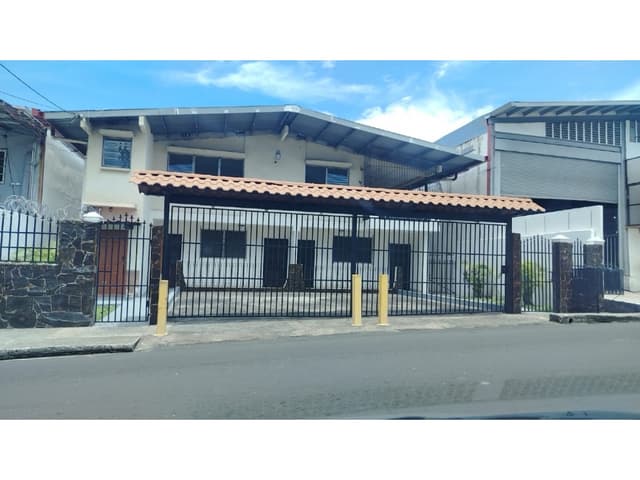 RIO ABAJO / EDIFICIO CON 3 APARTAMENTOS/ 800M / 3 ESTACIONAMIENTOS