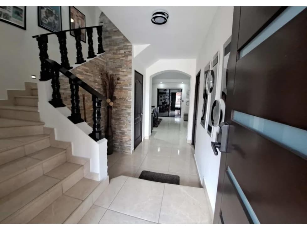 SE VENDE CASA EN VERSALLES CON PISCINA PRIVADA — foto 1