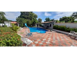 CORONADO / CASA CON PISCINA Y AMPLIO TERRENO / CON ANEXO / 1800M2 / DH