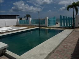 SE VENDE CASA FRENTE AL MAR 910M 2 HABITACIONES EN MALIBU CON PISICNA