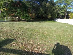 SE VENDE TERRENO PLANO EN CORONADO CERCADO DE 1300M2