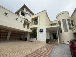 SE VENDE CASA SAN FRANCISCO DE 2 NIVELES CON 10 HABITACIONES Y PISCINA