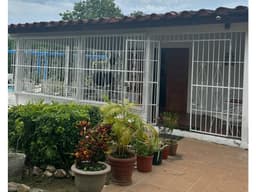 SE VENDE CASA EN CORONADO 3750 M2 CON PISCINA