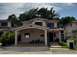 SE VENDE CASA CON TERRAZA EN PH SUNSET HILL COSTA VERDE LA CHORRERA