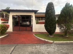 SE VENDE CASA DE 330M VILLA LUCRE A 1 CUADRA DE LA ESTACION DEL METRO