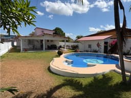 SE VENDE CASA EN COSTA ESMERALDA DE 3 HABITACION CON PISCINA
