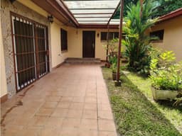HOWARD / 1300M / 4 HABITACIONES / AMPLIO PATIO / CON PORTON JC