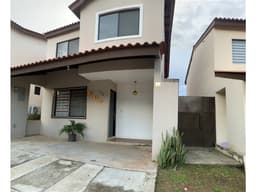 SE VENDE CASA 2 NIVELES EN LAS ARBOLEDAS LOS PINOS 180 M2 CON TERRAZA