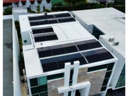 Alquiler de casa con paneles solares en Altos del Golf. VC