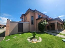 Oportunidad en PH Versalles: Casa de esquina remodelada $339,000
