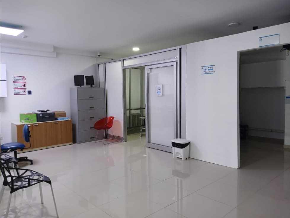 ALQUILER DE LOCAL COMERCIAL EN PLAZA — foto 1