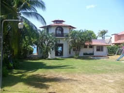 En venta casa de dos niveles frente al mar en Coronado, Chame