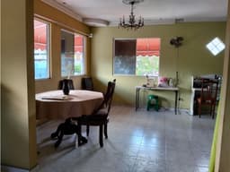 Casa de dos niveles en venta en Santa Elena,Parque Lefevre