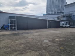 Alquilo estupendo local comercial en Vía principal