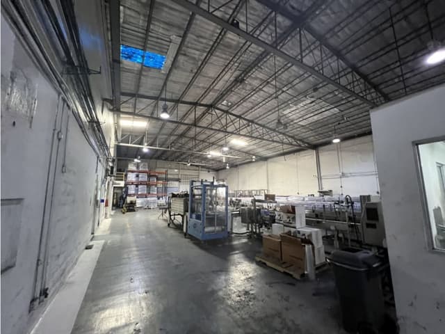Alquilo Extraordinaria bodega en Milla 8 3500m2