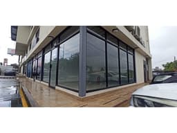 Alquiler de local en esquina con excelente visibilidad en Santa Elena