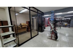 Estratégica Oficinas y Galera en Alquiler en Parque Lefevre 525 Mt2