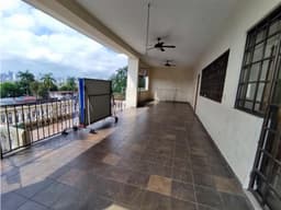 Casa multifamiliar de 2 niveles en venta en Altos de Betania