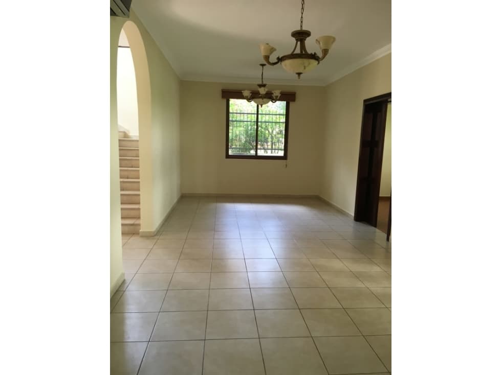 Alquilo Extraordinaria casa con hermoso patio — foto 3