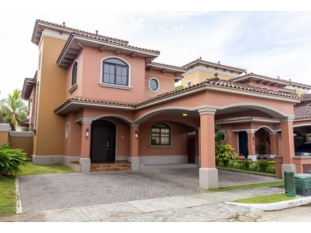 Venta de Casa de 2 Niveles en Residencial el Doral, Costa Sur