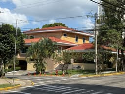 Edificio H-4, El Carmen (Frente a Parque Benito Juarez) (RB)