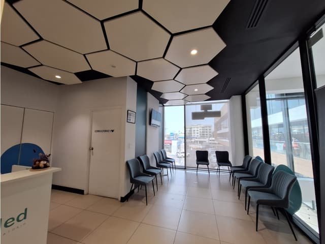Local para Servicios Medicina general y laboratorio - Av.12 Oct (RB)