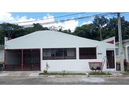 SE VENDE CASA REMODELADA CON CUARTOS DE ALQUILER MYP