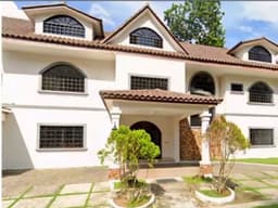 VENTA O ALQUILER CASA EN ALBROOK GRANDE DE 976.96MT CURUNDU CV