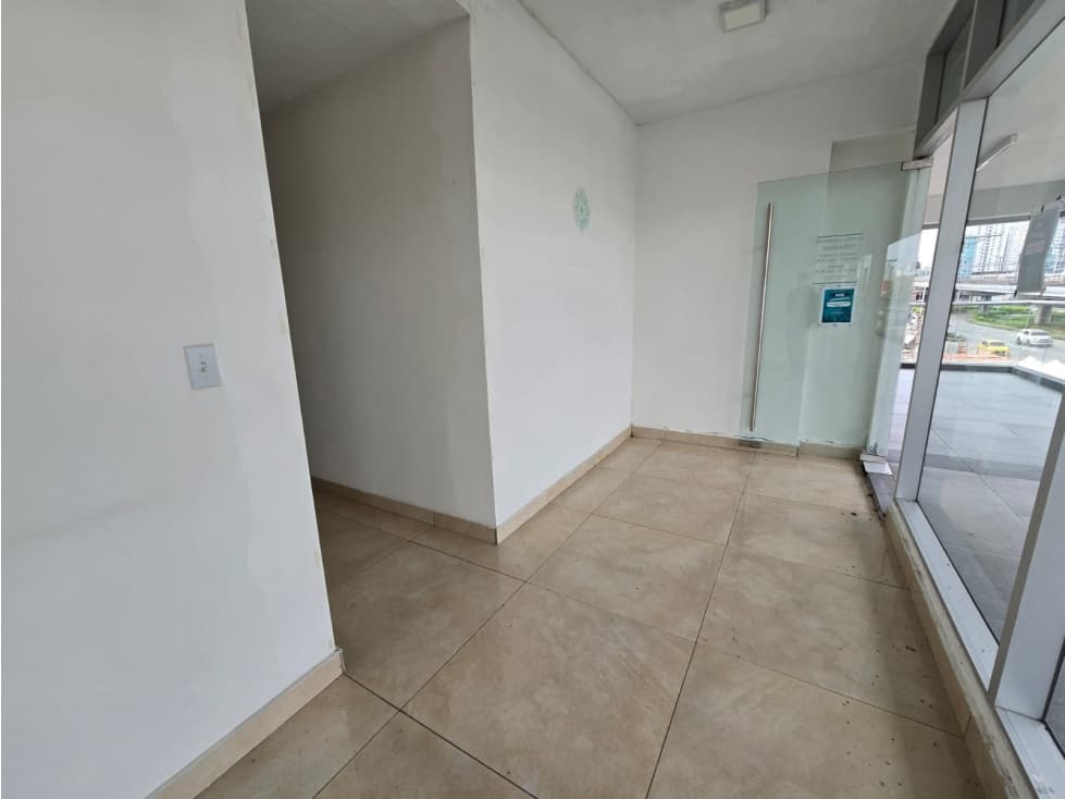ALQUILER DE LOCAL COMERCIAL EN LA PLAZA MILLENIUM PARK TRANSISMICA — foto 3