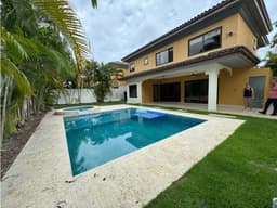 CASA EN COSTA DEL ESTE CON PISICNA 4 RECAMAS EN ANTIGUA MLD