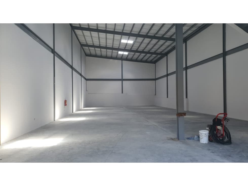 GALERA A ESTRENAR DE 600M2 EN CHANIS — foto 3