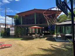 SE VENDE LUJOSA CASA REMODELADA CON INMENSA TERRAZA EN CD. DEL REY AQ
