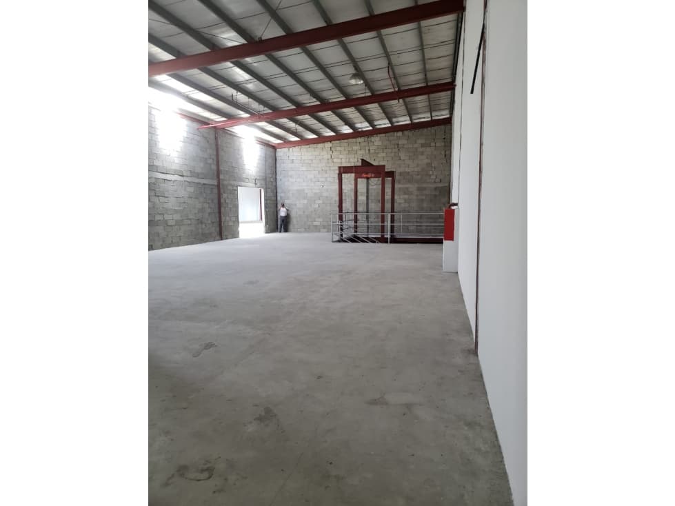 ALQUILER BODEGA 1800MTRS PARQUE INDUSTRIAL COSTA DEL ESTE EV — foto 4