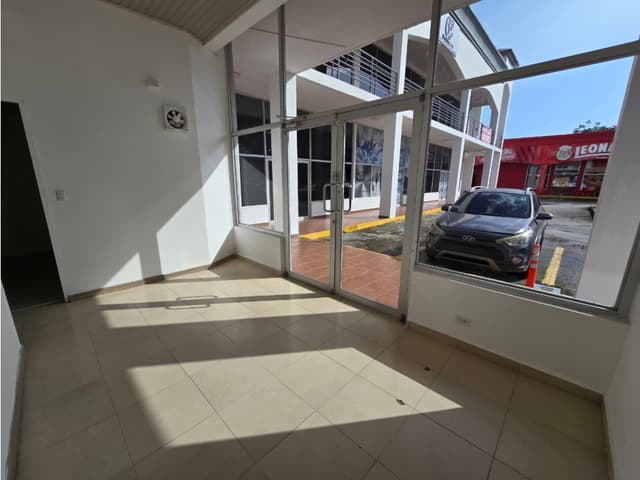 ALQUILER DE LOCAL COMERCIAL CON DIVISIONES Y ACABADOS EN ALBROOK AQ