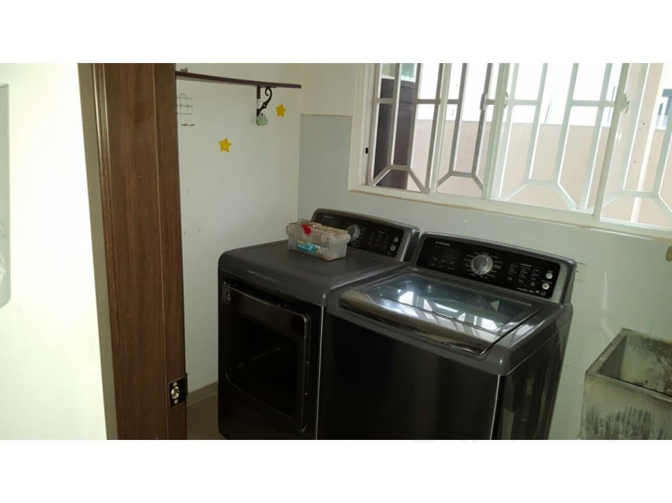 VENDO HERMOSA CASA DE ALTOS DEL COUNTRY — foto 6