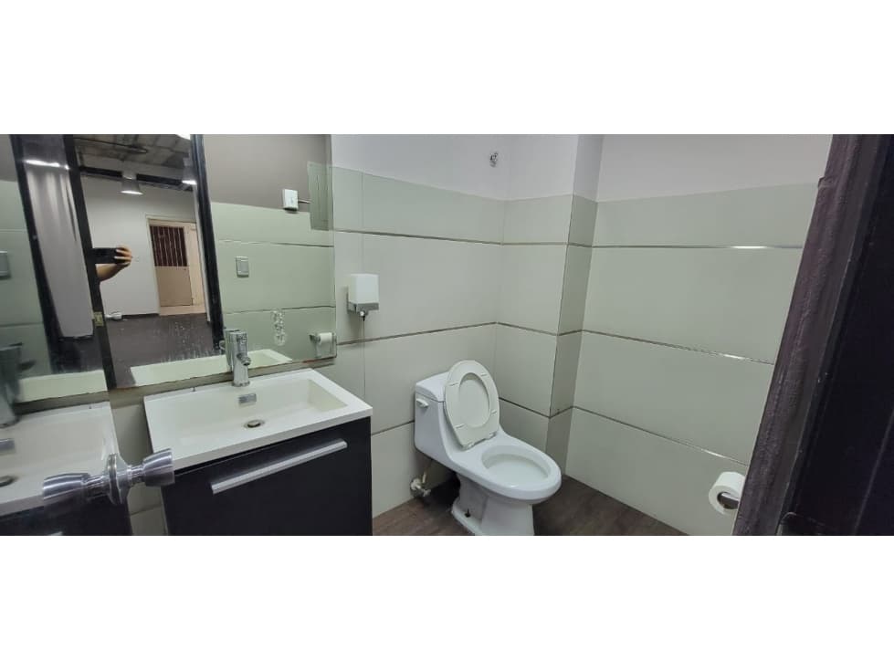 VENTA DE OFICINA CON DIVISIONES EN EL DORADO — foto 5