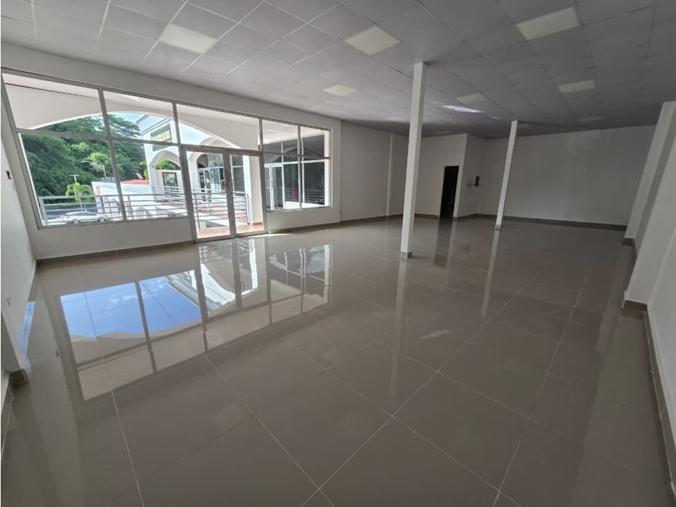 ALQUILER DE AMPLIO LOCAL DE 108.75 M2 EN ALBROOK AQ — foto 2
