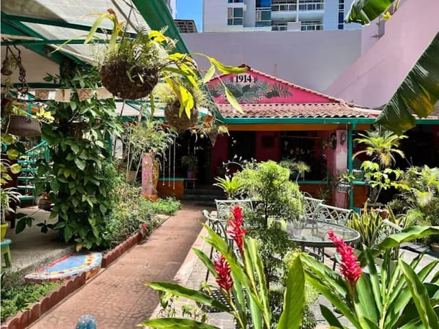 SE VENDE O ALQUILA POSADA EN BELLA VISTA 12 REC