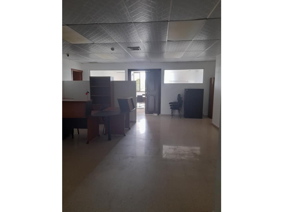 SE ALQUILA AMPLIA OFICINA EN AVE. BALBOA — foto 1