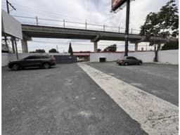 Terreno Comercial con Galera y Showroom en Alquiler | 24 de Diciembre