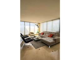 Se vende apartamento en Av Balboa, con vista al mar