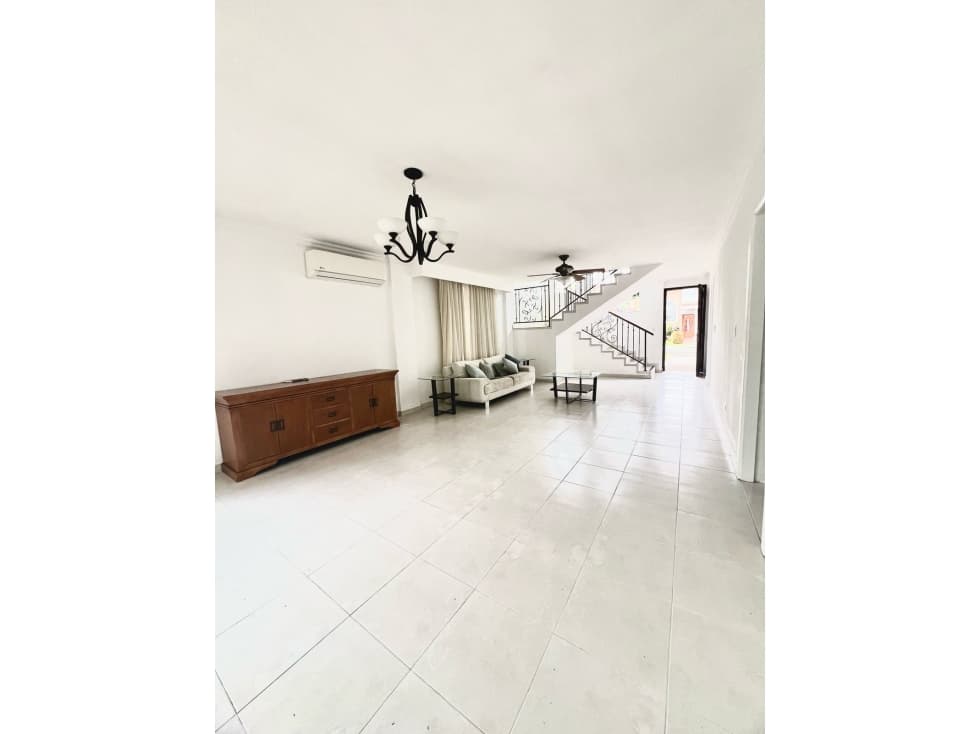 Alquiler o Venta de Casa de dos niveles en Castel Novo - — foto 5