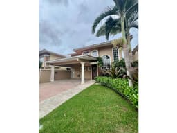 Alquiler o Venta de Casa de dos niveles en Castel Novo -