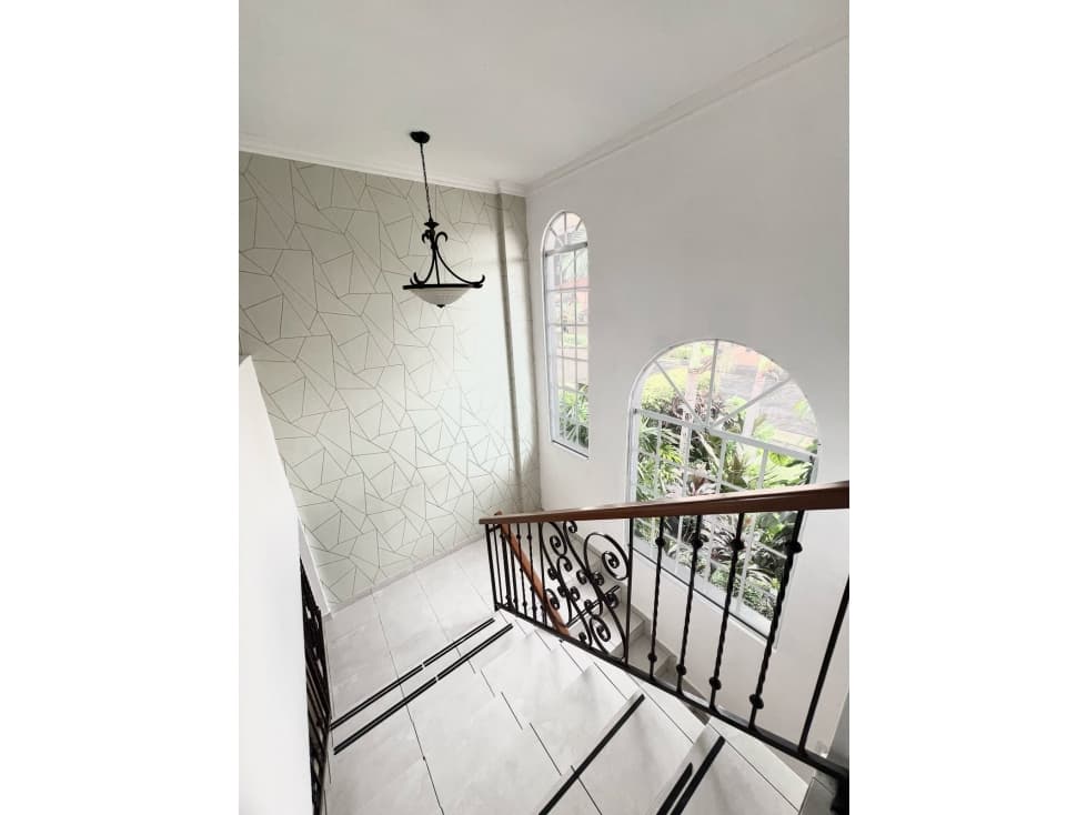 Alquiler o Venta de Casa de dos niveles en Castel Novo - — foto 4
