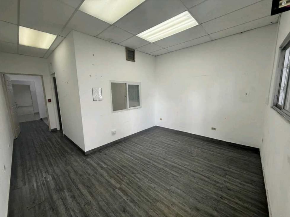 ALQUILER LOCAL COMERCIAL CON BODEGA Y MEZZANINE PARQUE LEFEVRE NRR — foto 2